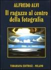 Il ragazzo al centro della fotografia Il ragazzo al centro della fotografia