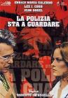 La polizia sta a guardare